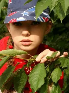 WeAreHairy Kate goes on a wild berrypicking trip