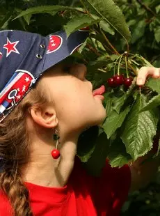 WeAreHairy Kate goes on a wild berrypicking trip