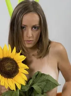 denudeart 2020 12 24 nicolina yellow flower x104 2912x4368