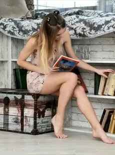 20211008 MPLStudios 20180507 Stefani Casual reading