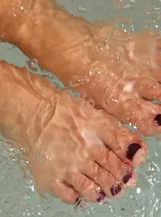 HotLegsAndFeet Soles In The Whirlpool Lauren X80