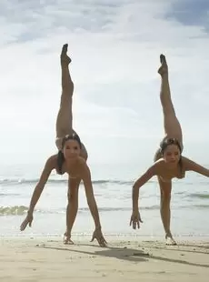 julietta and magdalena beach contortions 10000px