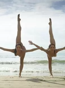 julietta and magdalena beach contortions 10000px