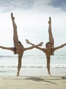 julietta and magdalena beach contortions 10000px