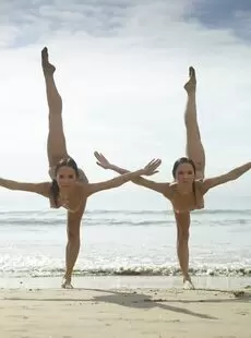 julietta and magdalena beach contortions 10000px