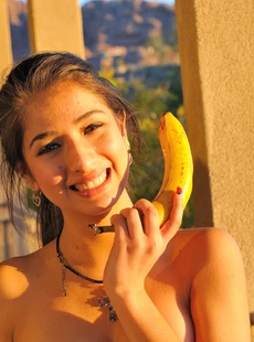 Ftvgirls Megan Golden Banana 1600